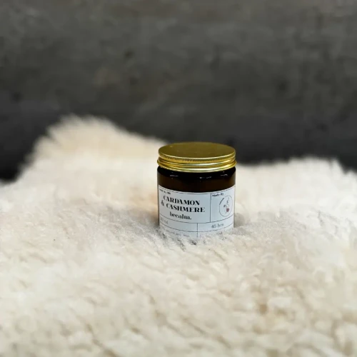 bekindle Świeca Sojowa o zapachu becalm Cardamon & Cashmere 180ml 